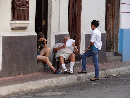 32. Pe stazile din Leon - lume la vorba.JPG