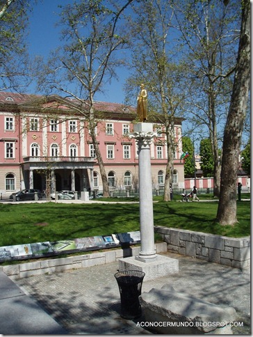 220-Liubliana-Parque Zvezda-Kazina y estatua dorada del ciudadano Emona-P4280230