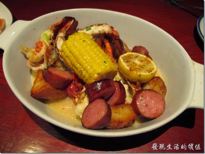 Louisville-RED-lobster。New England Lobster Kettle, US$23.99. This traditional clambake with clams, and lobster and corn is conveniently made on the stove-top so you can enjoy it year-round. 這道「蒸煮新英格蘭龍蝦」裡頭有龍蝦、蛤蜊、玉米、馬鈴薯，還有香腸。看到網路上很多人愛吃，可是個人吃不太習慣，大概是使用了太多的味道了吧，酸酸甜甜的，總感覺有點搶去了龍蝦原本的風采。