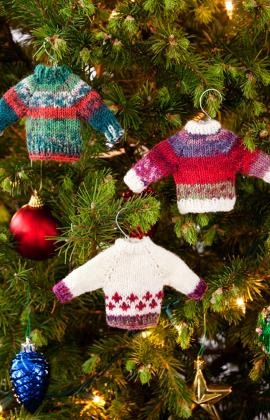 [knitted-ornament-sweaters5.jpg]