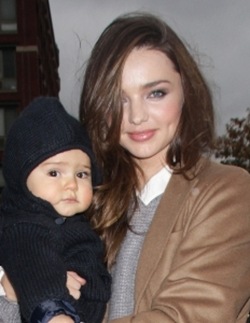 Miranda-Kerr-and-Baby-Flynn-Out-in-New-York-City-400x300