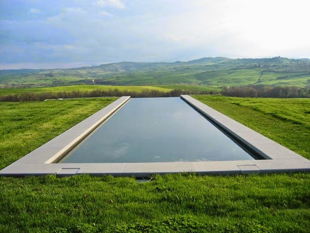 [infinity-pool-in-the-hills-of-tuscany-italy%255B8%255D.jpg]
