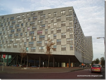 Amsterdam. Edificio The Whale (la ballena) - PB110683