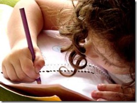 imagem de uma criança estudando