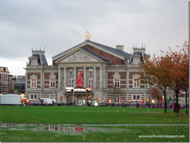 Amsterdam. Museumplein. Sala de conciertos Concertgebouw - PB100654