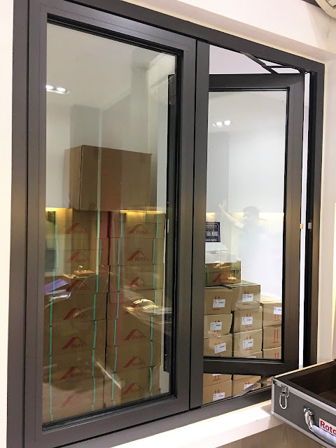 Cửa sổ mở quay 2 cánh nhôm Việt Pháp hệ 4400 màu ghi 2 Cửa sổ mở quay 2 cánh nhôm Việt Pháp hệ 4400 màu ghi 2