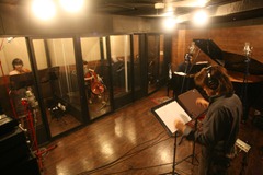 Hibino em uma gravação em seu estúdio