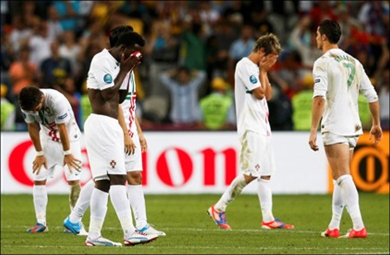 jogadores portugueses chorando após a derrota com a espanha no campeonato europeu de 2012