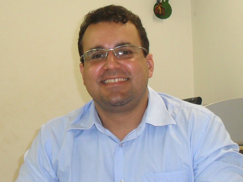 [ALEX%2520NO%2520GABINETE%255B7%255D.jpg]