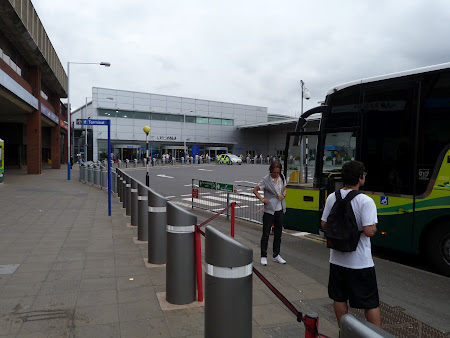 Transport Londra: statie autobuz aeroportul Luton