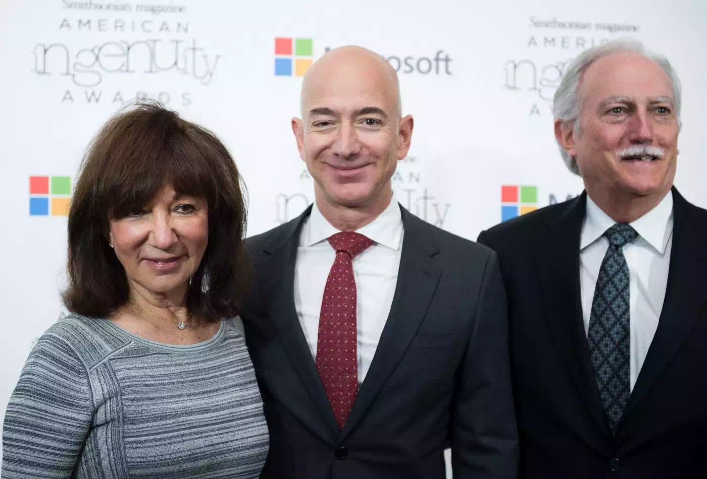 Bezos (tỷ phú chủ hãng Amazon hiện nay) cùng mẹ ruột và cha kế của mình.