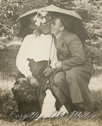 Kissing couple Dl Ant Cyko Postcard