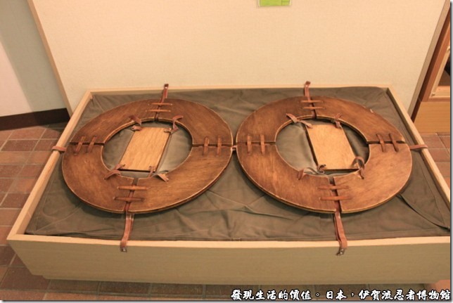 日本伊賀流忍者博物館，這就是著名的水上飄道具了，原來就是利用一個圓形的木板，讓人可以行走於水面上，不過光看這樣的道具就不是很好使用，可能得經過一定時間的練習才可以駕馭。