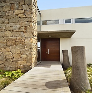 fachada-principal-casa-con-muro-de-piedra fachada-principal-casa-con-muro-de-piedra