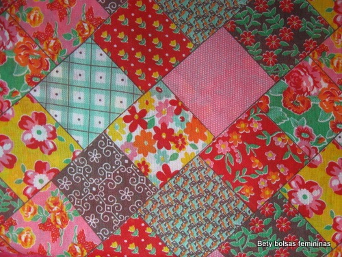 TE17-tecido-estampa-floral-patchwork-medio-vermelho