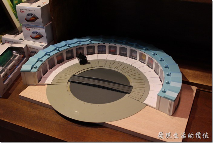 這個傘型火車調度站模型也是菁桐鐵道文物館裡販賣的商品。
