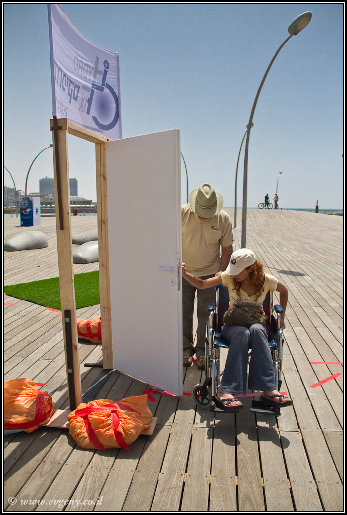 LookAtIsrael.com: Дома изнутри: ...и еще вопрос кто из нас неполноценен... (foto israel фото тель авив порт дома изнутри )