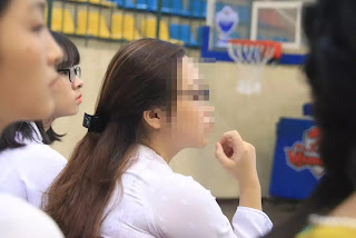 Nữ sinh T.P.T, được nâng khống 14,85 điểm, có mặt tại buổi lễ vinh danh những thủ khoa của Trường Đại học Sư phạm Hà Nội năm 2018. Nữ sinh T.P.T, được nâng khống 14,85 điểm, có mặt tại buổi lễ vinh danh những thủ khoa của Trường Đại học Sư phạm Hà Nội năm 2018.