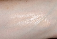 Hourglass Immaculate Liquid Powder Foundation_blended swatch