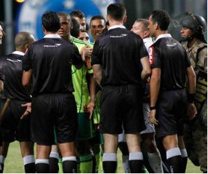 Erros no Brasileirão deixam arbitragem em xeque