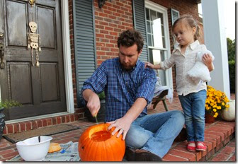 Zoey & Daddy carving pumpkin13