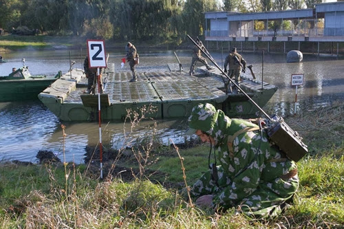 Военнослужащие украинской армии во время учений