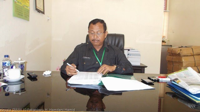 [PLT%2520Kepsek%2520SMAN%252010%2520Pekanbaru%255B12%255D.jpg]