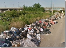 Cumulo di rifiuti vicino al campo Rom di Scampia