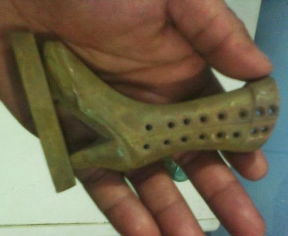 blog tempatku berbagi tulisan: Sepatu kuningan antik