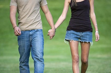 couple-holding-hands-jupiterimages-425kb072709