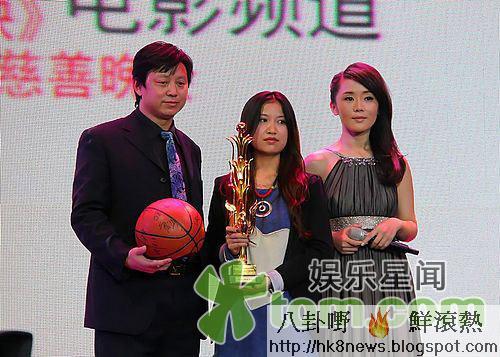 成龍為慈善不遺餘力 車永莉送鳳凰呼籲大愛