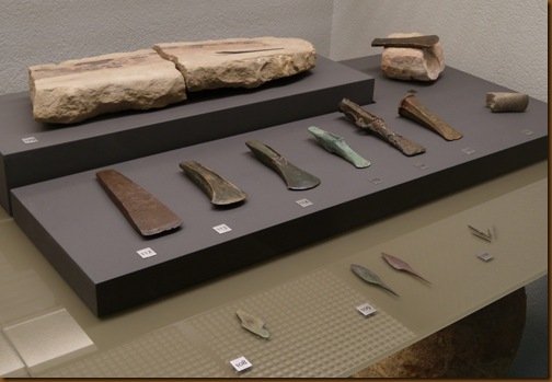 Edad del Bronce - Molde de piedra  y hachas de bronce - Museo de Navarra