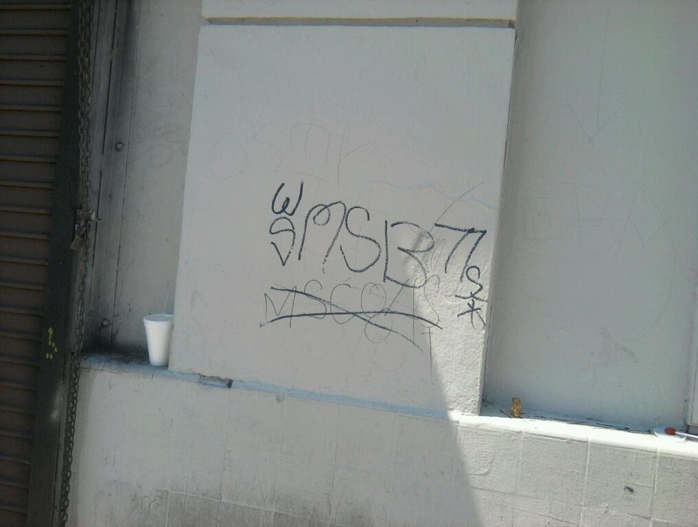 blood piru brims gangs graffiti: Mad swans blood