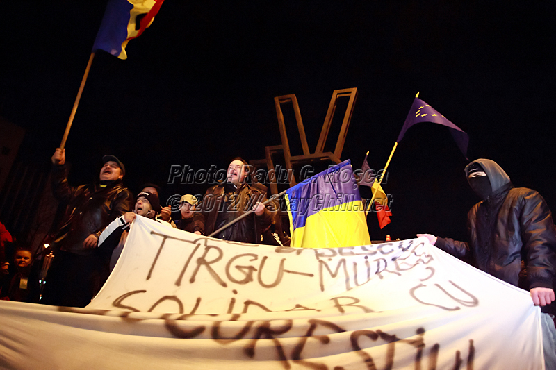 Aproximativ 300 de tirgumureseni protesteaza impotriva presedintelui Traian Basescu, a prim-ministrului Emil Boc si a guvernului României in centrul municipiului Tirgu Mures duminica 15 ianuarie 2012