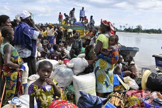 People evacuating from flooding in Odogwu, Ibaji local government area, arrive on the beach of Idah in Nigeria's central state of Kogi, 28 September 2012. Nigeria's worst flooding in decades has displaced more than 600,000 people in the centre of the country over the past week and stranded some villagers on rooftops. Afolabi Sotunde / REUTERS