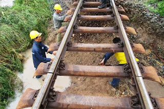 Tại Ninh Thuận, đêm qua, tuyến đường sắt đoạn qua ga Kà Rôm đến ga Phước Nhơn, huyện Ninh Hải bị tê liệt do ngập trong nước, có đoạn sâu gần một mét. Ngoài ra, mưa lớn gây xói mòn đất, sạt lở đường sắt khiến các tàu đi qua đây phải dừng lại vào các ga lân cận tránh chờ thông đường. Hàng trăm hành khách bị mắc kẹt. Lực lượng chức năng đang khắc phục sự cố. Tại Ninh Thuận, đêm qua, tuyến đường sắt đoạn qua ga Kà Rôm đến ga Phước Nhơn, huyện Ninh Hải bị tê liệt do ngập trong nước, có đoạn sâu gần một mét. Ngoài ra, mưa lớn gây xói mòn đất, sạt lở đường sắt khiến các tàu đi qua đây phải dừng lại vào các ga lân cận tránh chờ thông đường. Hàng trăm hành khách bị mắc kẹt. Lực lượng chức năng đang khắc phục sự cố.
