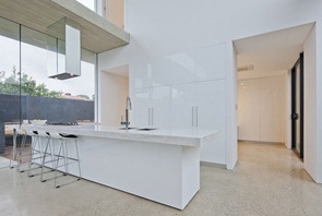 Cocina-blanca-con-encimera Cocina-blanca-con-encimera