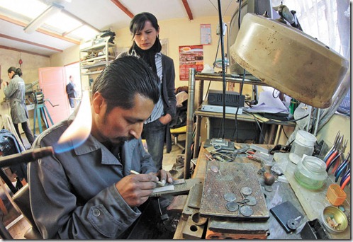 Cecilia Mendoza y Marco Loayza trabajan en el taller del artesano paceño.