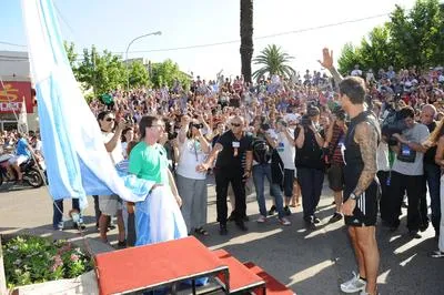 Marcelo saluda antes de izar la bandera.JPG