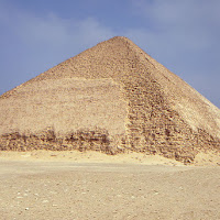 14.- Pirámide de Snefrú, de vertiente apuntada o doble vertiente