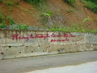 “Hoàng Sa, Trường Sa là của Việt Nam — Đéo phải của Tàu!” “Hoàng Sa, Trường Sa là của Việt Nam — Đéo phải của Tàu!”