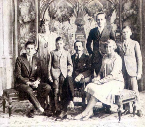 En mayo de 1927, el matrimonio Alfonso XIII y Victoria Eugenia celebran sus Bodas de Plata. A la derecha, de pie, don Alfonso 'Príncipe de Asturias', ...