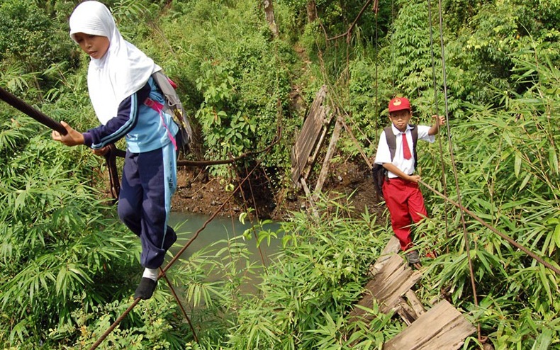 risking-lives-for-school-20