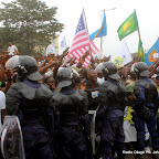 La police encadre les partisans de l’UDPS le 5/9/2011 à Kinshasa, lors du dépôt de la candidature d’Etienne Tshisekedi pour la présidentielle 2011, le 5/09/2011 au bureau de réception, traitement des candidatures et accréditation des témoins et observateurs de la Ceni à  Kinshasa. Radio Okapi/ Ph. John Bompengo