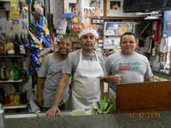 João o  Chef, ladeado pelo auxiliares Maurício, à esquerda (novo na casa) e Paulinho, veterano de balcão e generoso no preparo dos pratos