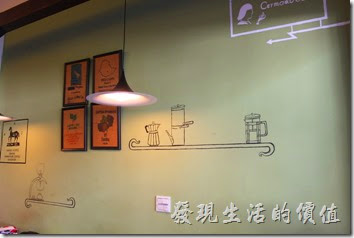 台南【席瑪朵咖啡烘培棧】立賢路總店牆壁上的掛畫與塗鴉的吧台。