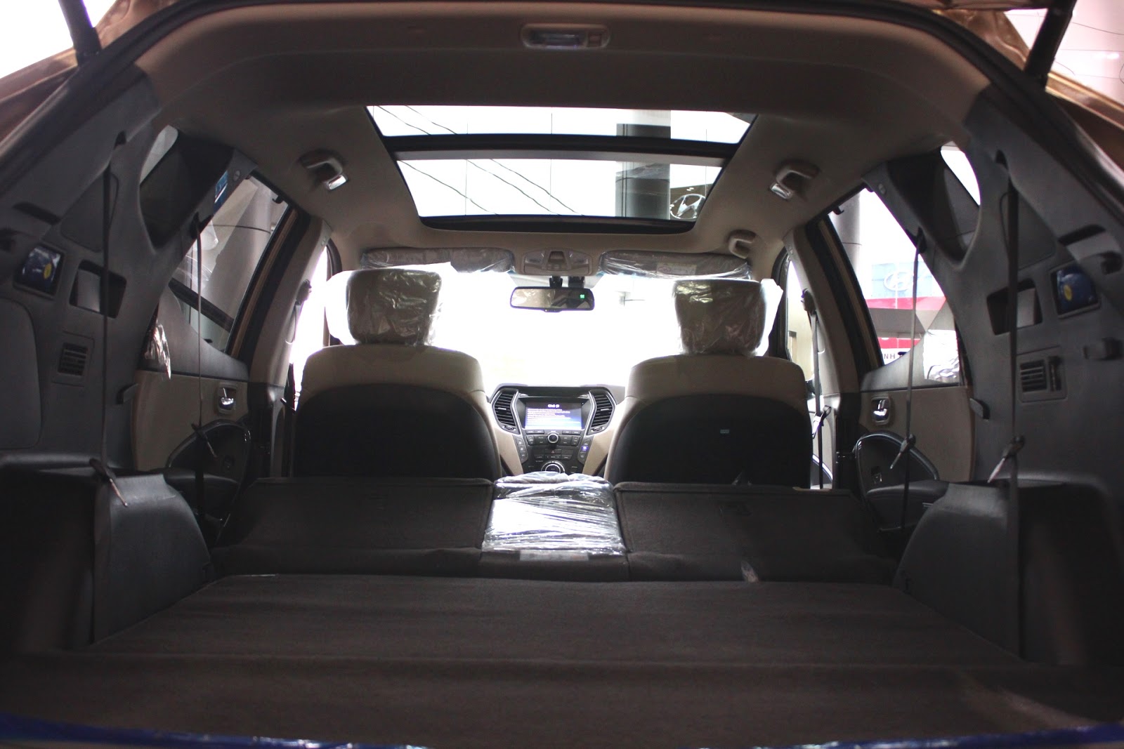 Nội thất xe Hyundai Santafe New Model màu vàng cát 04 Nội thất xe Hyundai Santafe New Model màu vàng cát 04