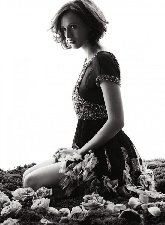 karen-elson-harpers-bazaar-uk-may-2013-6