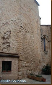 Torre romana integrada en la torre campanario de la Iglesia