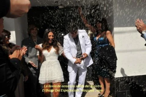 La lluvia de arroz a la salida del registro.JPG